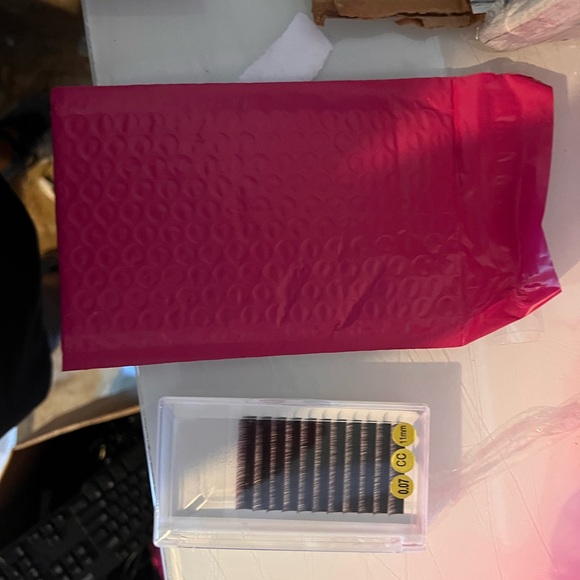 Box of lashes packaging and other items - Picture 7 of 10